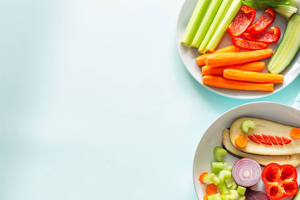 φρέσκα και υγιή λαχανικά σε γαλάζιο παστέλ φόντο / τόπος για το κείμενο - Φωτογραφία, εικόνα