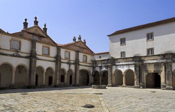 パンの残り物が貧しい人々に配布されたミハ回廊,キリストの修道院で,トマール,ポルトガル - 写真・画像
