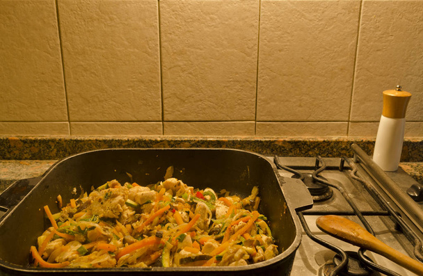 preparar pechugas de pollo con verduras salteadas
 - Foto, imagen