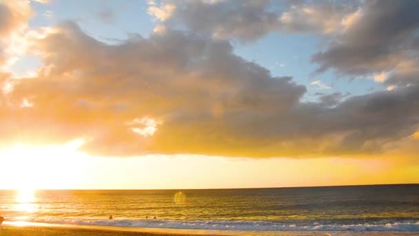 Sylwetka morze podróż zachód Słońca Natura turystów plaża - Materiał filmowy, wideo