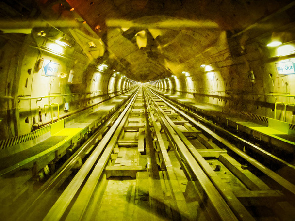 Μια εικόνα του σωλήνα υπόγειο μετρό μετρό σήραγγα vintage ρετρό - Φωτογραφία, εικόνα