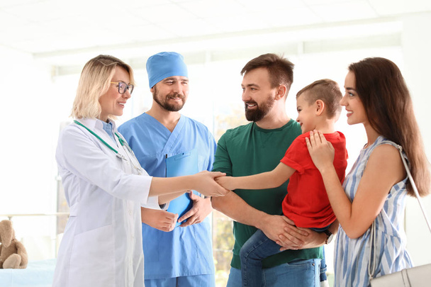 Niño pequeño con padres visitando a médicos de niños en el hospital
 - Foto, imagen