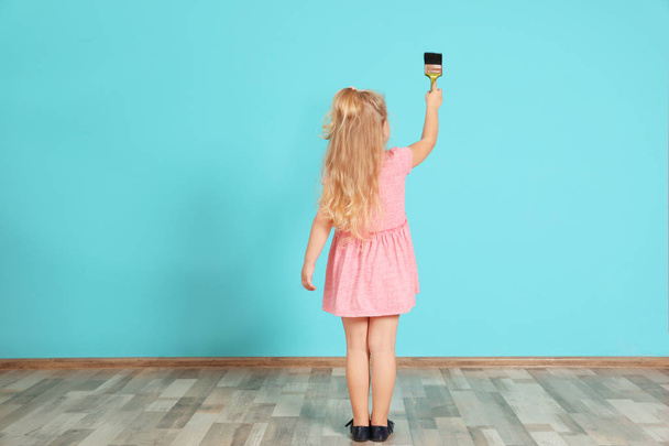 Little child painting color wall with brush - Photo, image