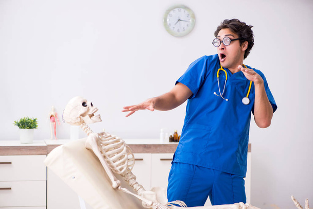Vtipný lékař s kostrou v nemocnici - Fotografie, Obrázek