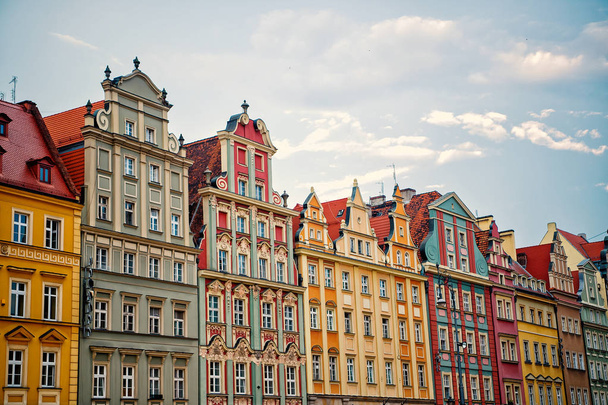 Σπίτια με πολύχρωμες προσόψεις στην πλατεία της αγοράς στο wroclaw, Πολωνία - Φωτογραφία, εικόνα