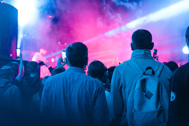 der Rücken der Zuschauer im Hintergrundlicht des Konzerts lumiere - Foto, Bild