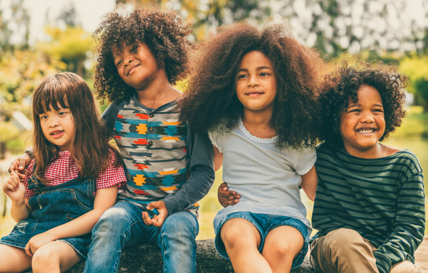 Grupo de meninos e meninas afro-americanos felizes brincando no playground da escola. Crianças amizade e educação conceito
. - Foto, Imagem