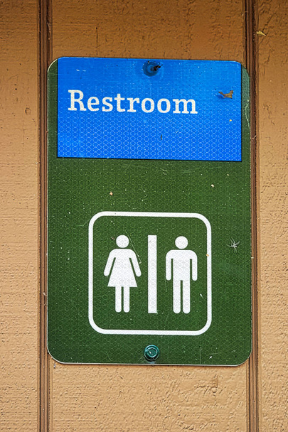 Zbliżenie znak męskie i żeńskie toalety. - Zdjęcie, obraz