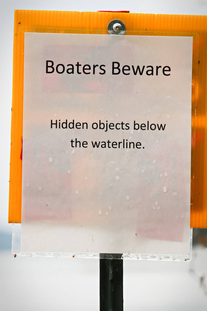 Bir boaters su işareti altında gizli nesne dikkat edin.. - Fotoğraf, Görsel