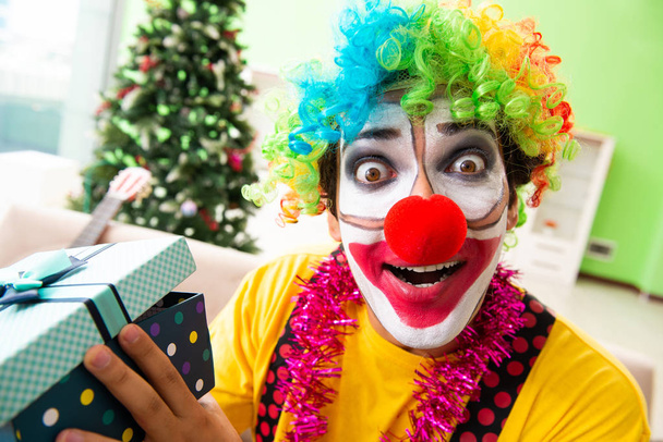 clown divertente nel concetto di celebrazione di Natale
  - Foto, immagini