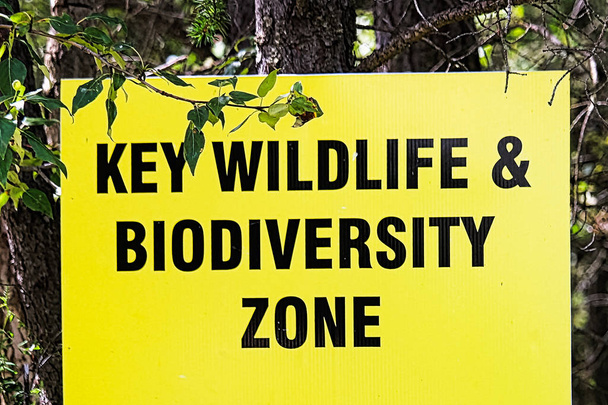 Υπογράψουν ένα κλειδί άγριας φύσης και βιοποικιλότητας ζώνης. - Φωτογραφία, εικόνα