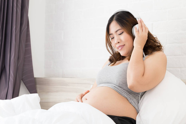 беременная женщина слушает музыку
 - Фото, изображение