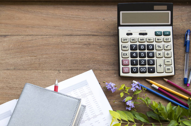 Notebook planner, sprawozdań finansowych dla firmy pracy z kalkulatora na podłoże drewniane biurko biuro - Zdjęcie, obraz