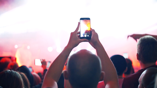 nézők a telefon közelről koncert élő közvetítés - Felvétel, videó