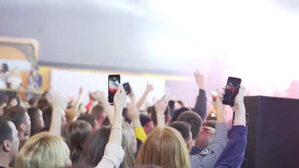 θεατές σε ένα κοντινό πλάνο τηλέφωνο συναυλία ζωντανή μετάδοση - Πλάνα, βίντεο