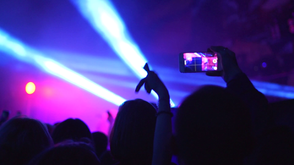 Άνθρωποι χρησιμοποιούν έξυπνα τηλέφωνα εγγραφή βίντεο σε μουσική συναυλία - Πλάνα, βίντεο