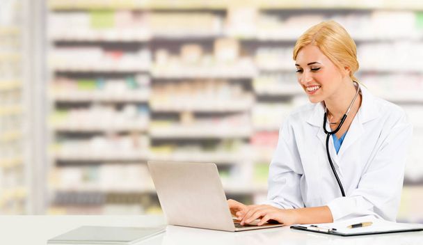 Pharmacie ou médecin utilisant un ordinateur portable dans la salle de pharmacie. Services médicaux et pharmaceutiques
. - Photo, image