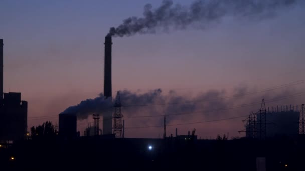 Tubo de fábrica y humo. Contaminación ambiental
 - Imágenes, Vídeo