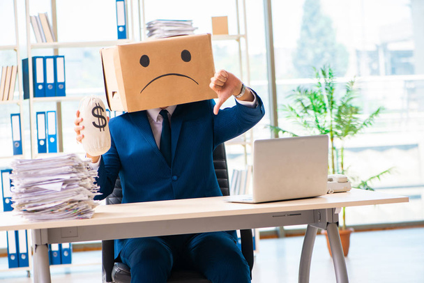 Un hombre infeliz con caja en lugar de su cabeza
  - Foto, imagen