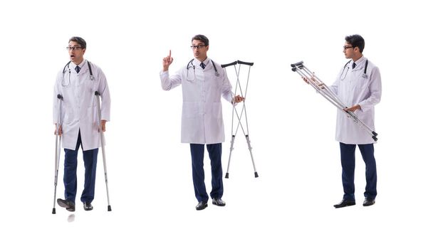 Νεαρός ιατρός στέκεται με τα πόδια απομονωμένος στο λευκό backgr - Φωτογραφία, εικόνα