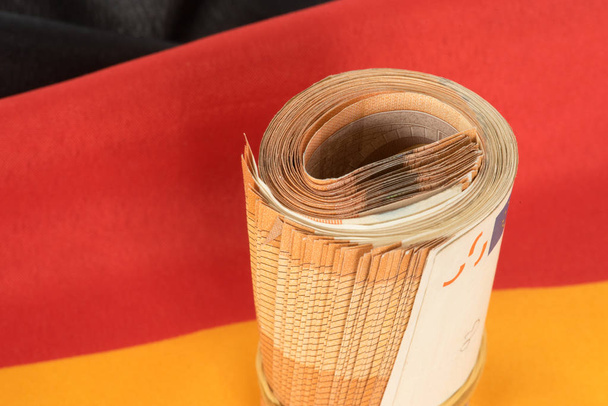 Drapeau de l'Allemagne et billets en euros
 - Photo, image