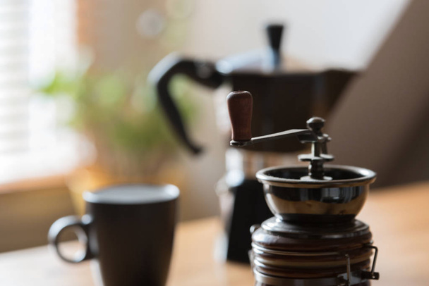 ein Espressokocher, eine Kaffeemühle und eine Tasse - Foto, Bild