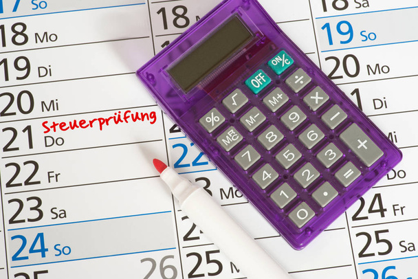 Kalendář s datem pro daňové kontroly a kalkulačka - Fotografie, Obrázek