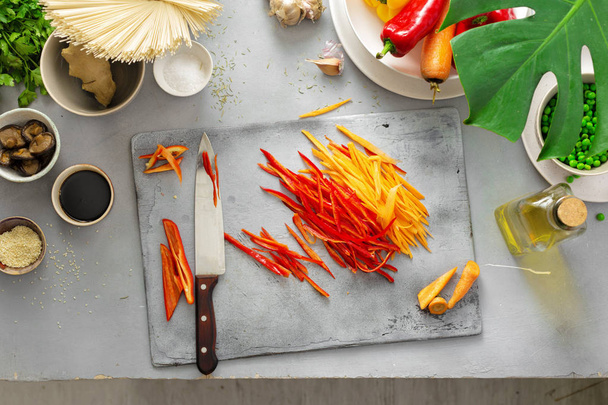 Ingredientes crus para cozinhar macarrão tailandês vegetariano em casa cozinha vista superior
 - Foto, Imagem