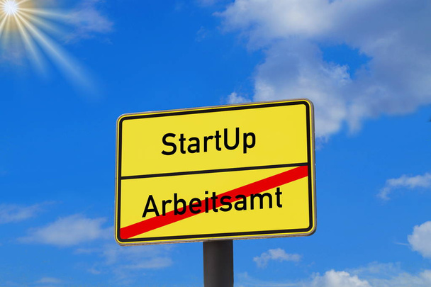 Um sinal de aldeia com a impressão "Arbeitsamt" e Startup
 - Foto, Imagem