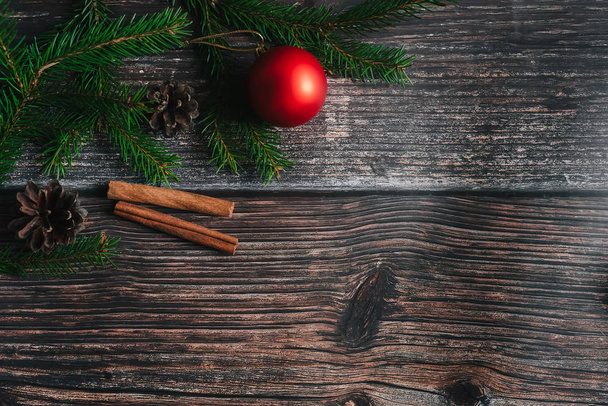 Sfondo natalizio con rami di abete e palline rosse, pigne. Cornice decorativa invernale
 - Foto, immagini