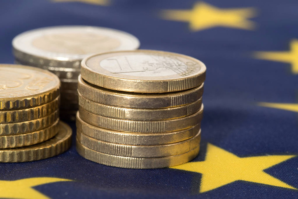 Vele euro-munten en de vlag van de Europese Unie-Eu - Foto, afbeelding
