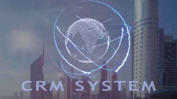Texto del sistema CRM con el holograma 3d del planeta Tierra en el contexto de la metrópolis moderna
 - Imágenes, Vídeo