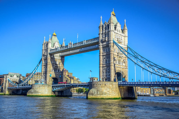 Tower Bridge, célèbre symbole emblématique de Londres, traverse la Tamise près de la Tour de Londres située à Londres, Angleterre, Royaume-Uni
 - Photo, image