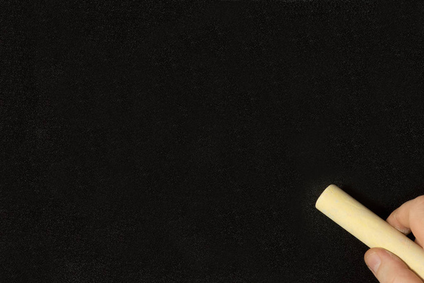 Egy fekete kréta tábla és kréta emberrel - Fotó, kép
