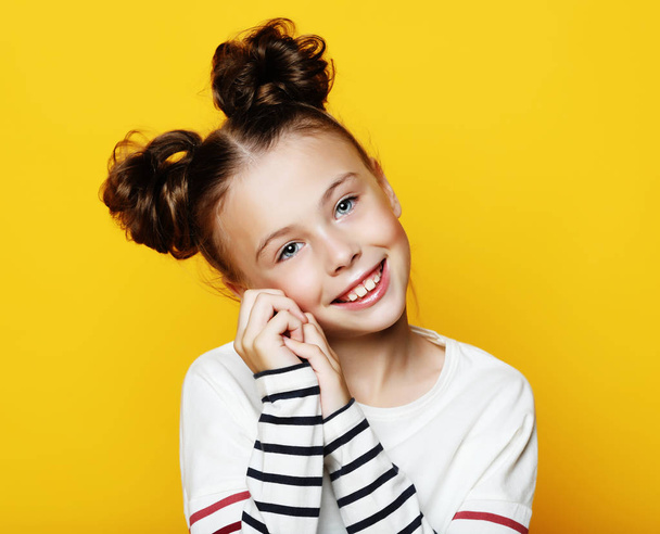 Portré vidám mosolygós kislány sárga háttér  - Fotó, kép