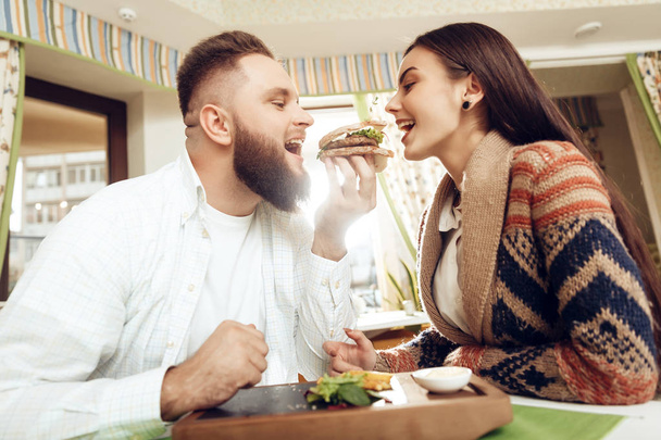 Homem e mulher felizes almoçando em um restaurante
 - Foto, Imagem
