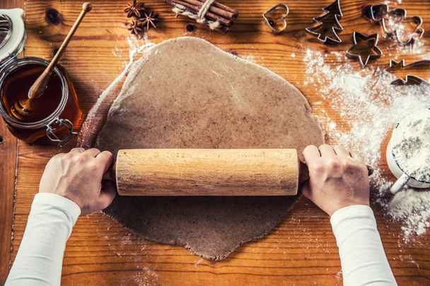 Piernik ciasto i kobieta ręce przygotowując Boże Narodzenie Torty biszkoptowe. - Zdjęcie, obraz