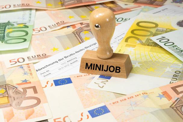 Счет оплаты труда, счета за евро и марка с печатью мини-работы
 - Фото, изображение