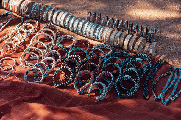 recuerdos tradicionales de los pueblos himba para los turistas, expuestos en tierra arenosa. Esto es África. Himba son pueblos indígenas que viven en el norte de Namibia, en la región de Kunene (antes Kaokoland).) - Foto, imagen