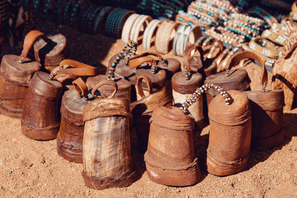perinteisiä matkamuistoja himba kansojen matkailijoille, alttiina hiekkainen maa. Tämä on Afrikka. Himba ovat alkuperäiskansoja asuu Pohjois-Namibiassa, Kunenen alueella (aiemmin Kaokoland) - Valokuva, kuva