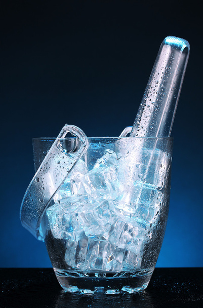 Eiskübel aus Glas auf dunkelblauem Hintergrund - Foto, Bild