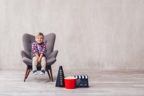 Criança em uma cadeira no cinema
 - Foto, Imagem