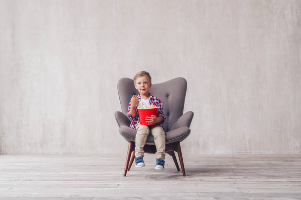Малыш с попкорном в кино
 - Фото, изображение