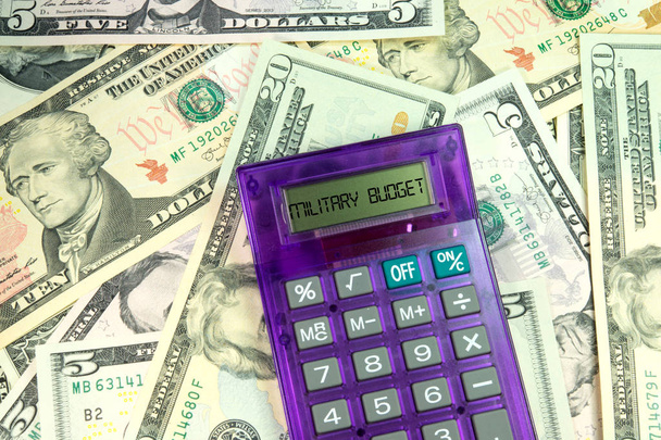 Доларових купюр, калькулятор і оборонний бюджет у США - Фото, зображення