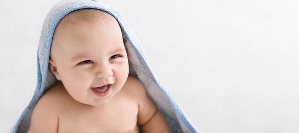 Bonito menino em toalha com capuz após o banho
 - Foto, Imagem