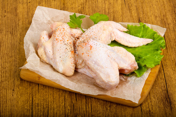 Ωμά φτερά κοτόπουλου έτοιμα για μαγείρεμα - Φωτογραφία, εικόνα