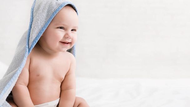 お風呂の後のフード付きタオルにかわいい赤ちゃん男の子 - 写真・画像