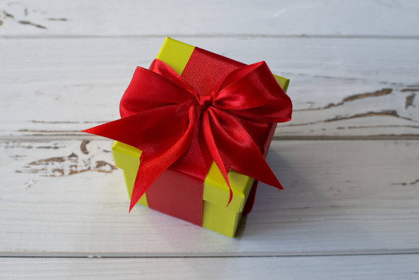Holiday Green Gift box with red bow - Valokuva, kuva