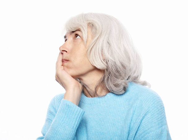Lifestyle, gezondheid en mensen concept: oudere vrouw lijdt aan kiespijn op witte achtergrond - Foto, afbeelding