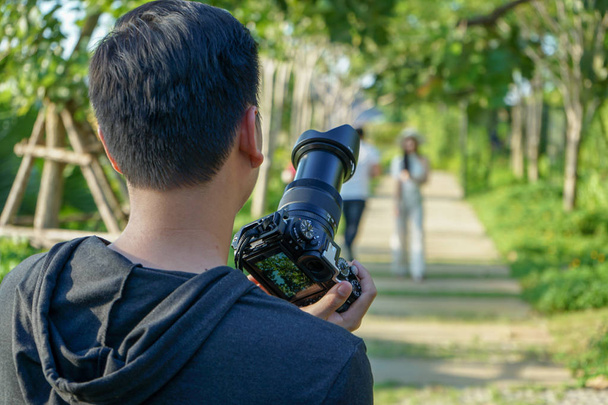 Портрет невідомого чоловіка, який фотографує фотоапарат із розмитим пейзажем на задньому плані
 - Фото, зображення